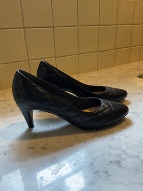CHANEL Black Quilted Leather Pumps - Classic Women's Heels